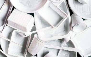 Одноразовая посуда: преимущества и недостатки пластиковой посуды